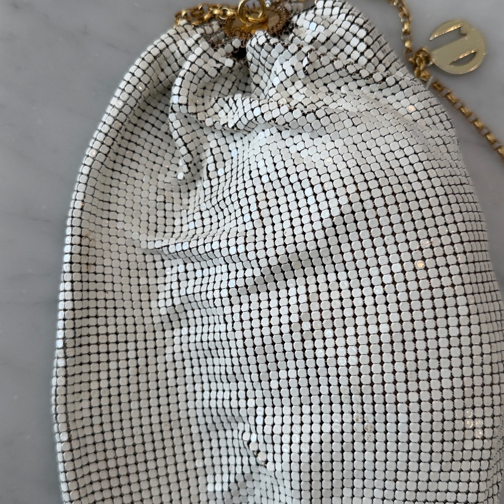 Vintage Cream Crossbody Bag with Gold Chain - Picture 2 of 4